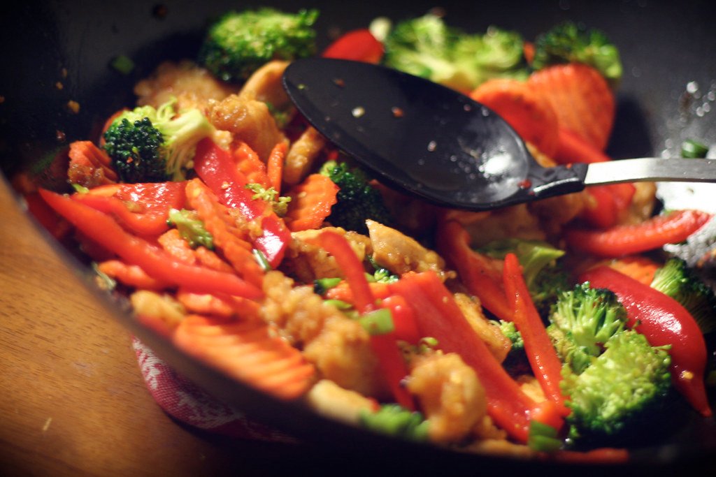 High protein chicken stir fry with broccoli and bell peppers