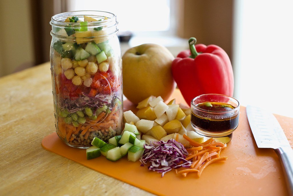 Mason jar meals with chickpeas and vegetables for high protein lunches
