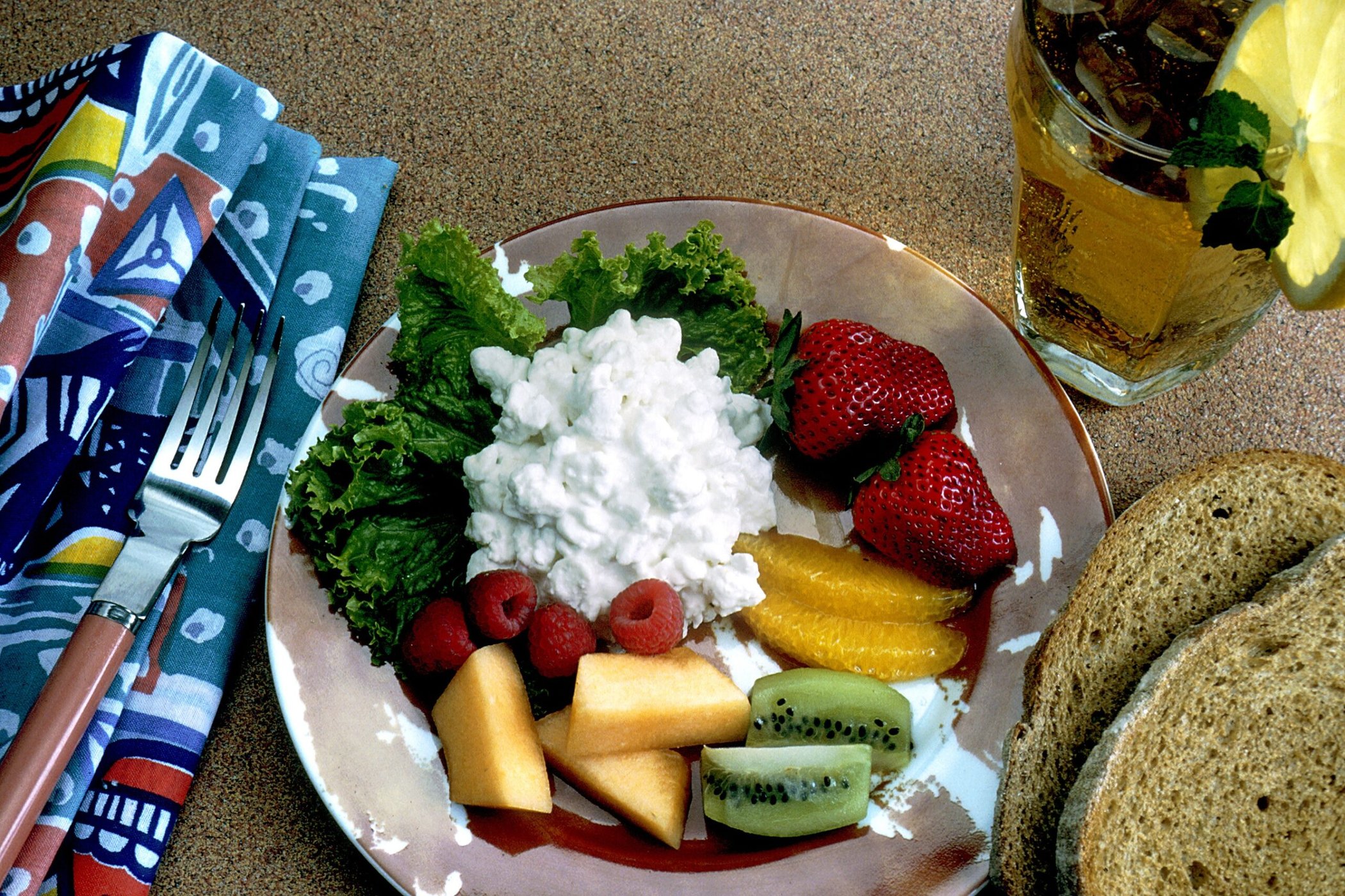 No-cook protein snack plate with cottage cheese and fruit